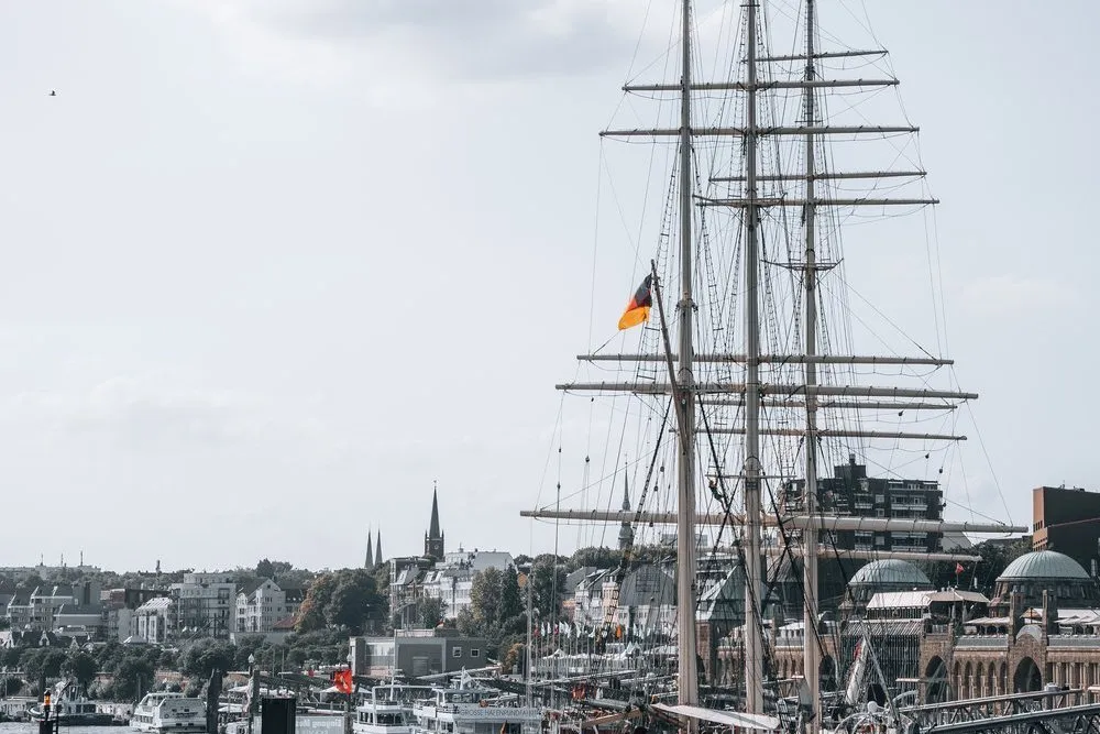 Ein Grosssegler am Kai im Hamburger Hafen unter bewölktem Himmel