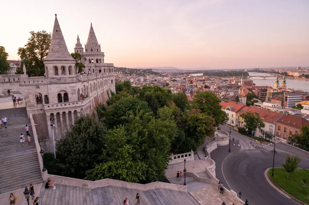 Die Türme der Fisherman's Bastion mit breiten Treppen, rechts der Blick über die Stadt bis zur Donau