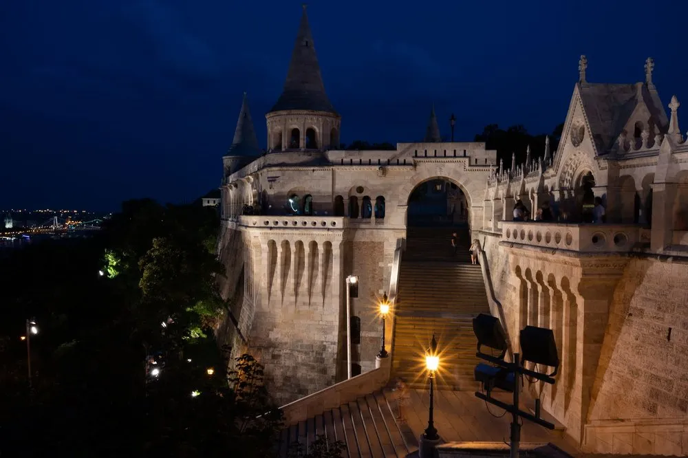 Die Fisherman's Bastion in der Dämmerung mit angestrahlten Türmen, Torbogen und Treppe unter dunkelblauem Himmel
