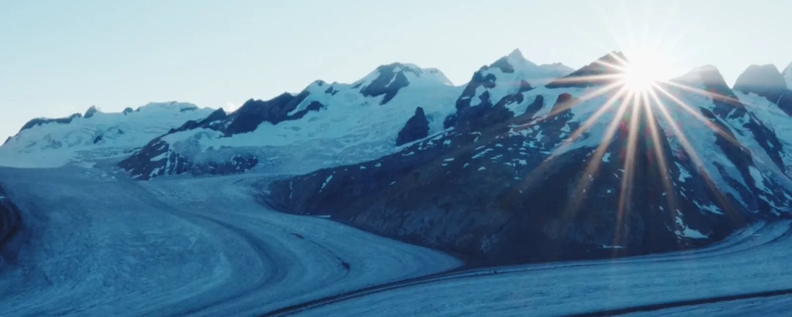 Sonnenaufgang über dem Konkordiaplatz auf dem Grossen Aletschgletscher