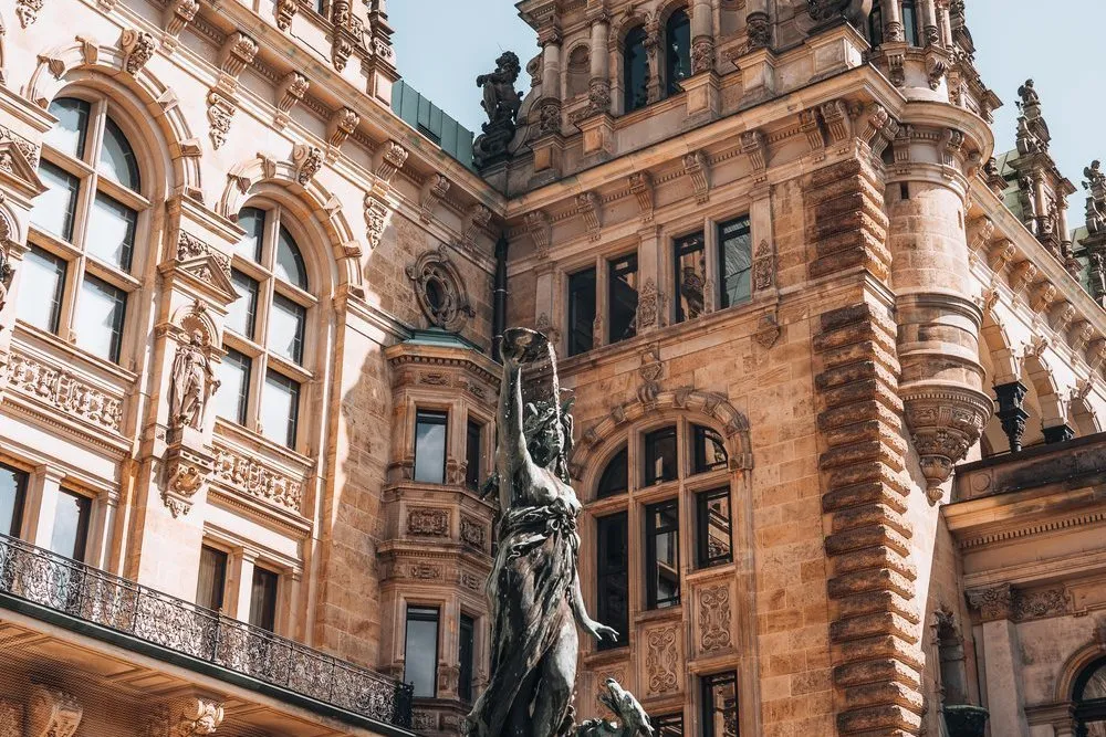 Der Brunnen im Innenhof des Hamburger Rathauses
