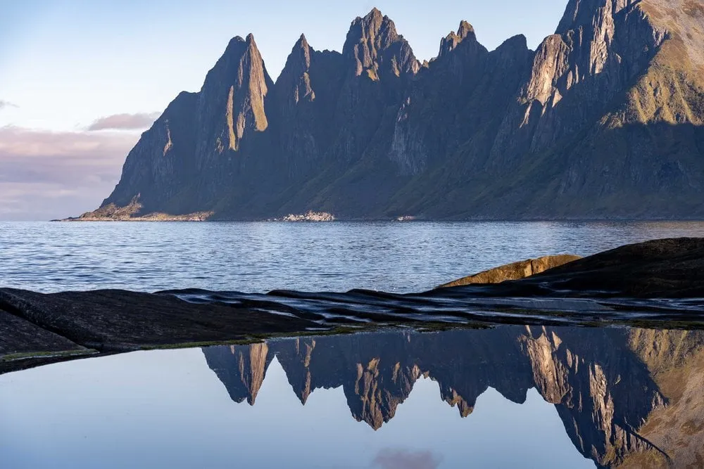 Die Okshornan-Zacken spiegeln sich bei Tungeneset