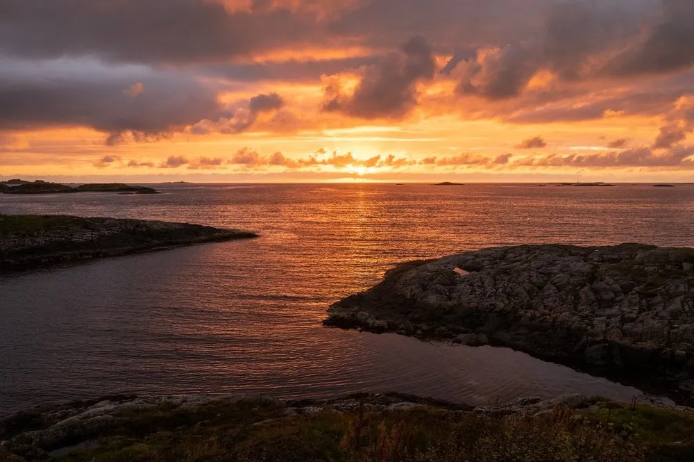 Sonnenuntergang über dem Meer an der Atlantikstrasse