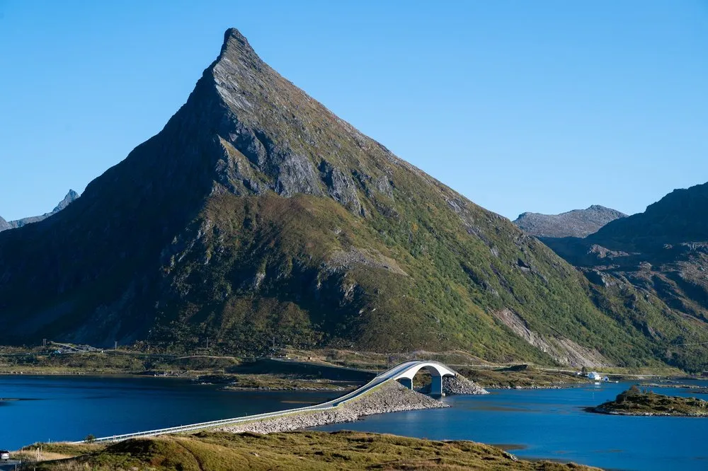 Eine der Twin-Bridges zwischen Fredvang und Ramberg, im Hintergrund eine spitze Bergflanke