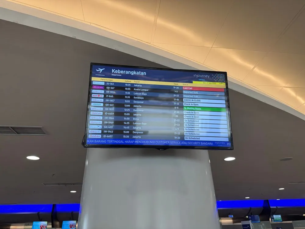 Anzeigetafel «Keberangkatan» im Flughafenterminal mit Abflügen nach Jakarta, Denpasar, Bima und Labuan Bajo