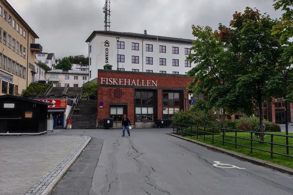 Die Fiskehallen in Narvik an einer leeren Strasse