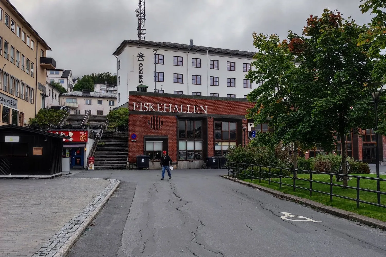 Die Fiskehallen in Narvik an einer leeren Strasse