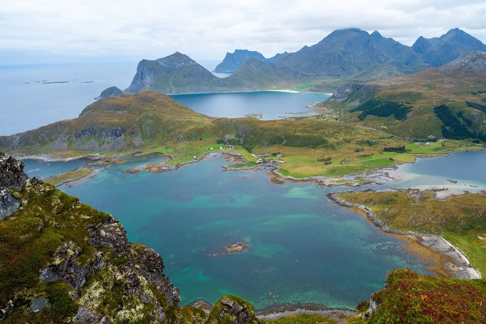 Türkisfarbenes Wasser, grüne Halbinseln und Bergketten, von einem hohen Felsen aus gesehen