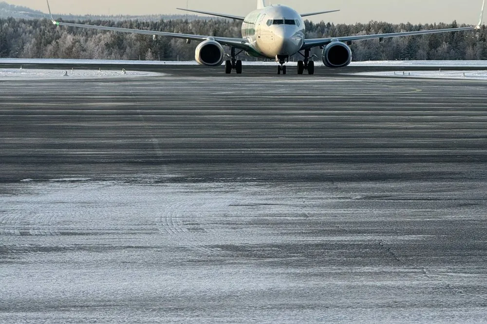 Ein Flugzeug auf dem schneebedeckten Rollfeld