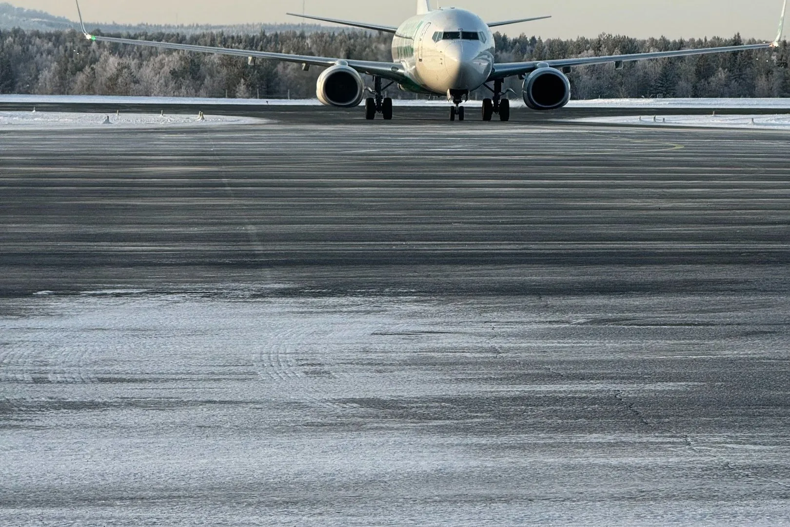 Ein Flugzeug auf dem schneebedeckten Rollfeld