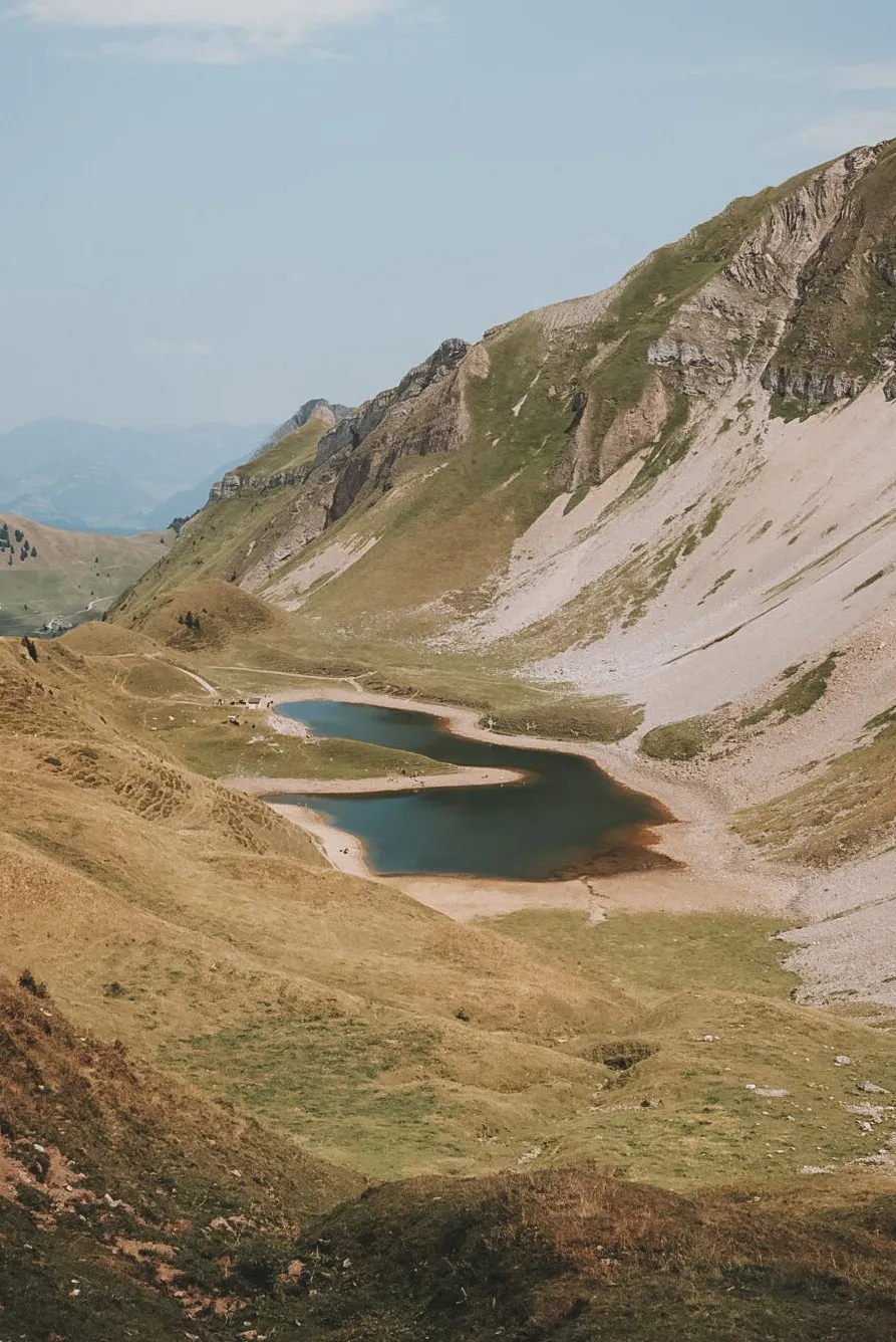 Der Eisee in seiner Mulde unterhalb des Brienzer Rothorns, von oben gesehen