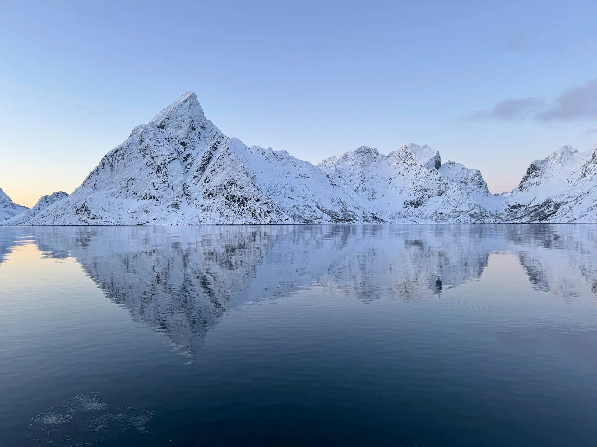 Strahlender Sonnenschein auf den schneebedeckten Lofoten