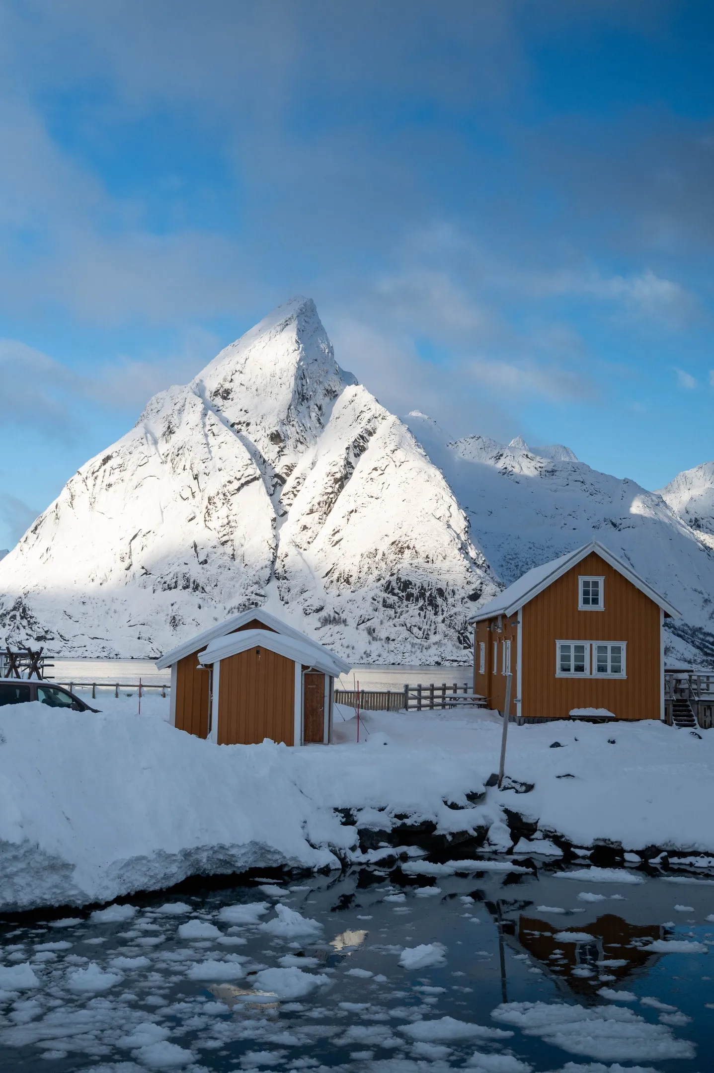 Strahlender Sonnenschein auf den schneebedeckten Lofoten. Bild 10