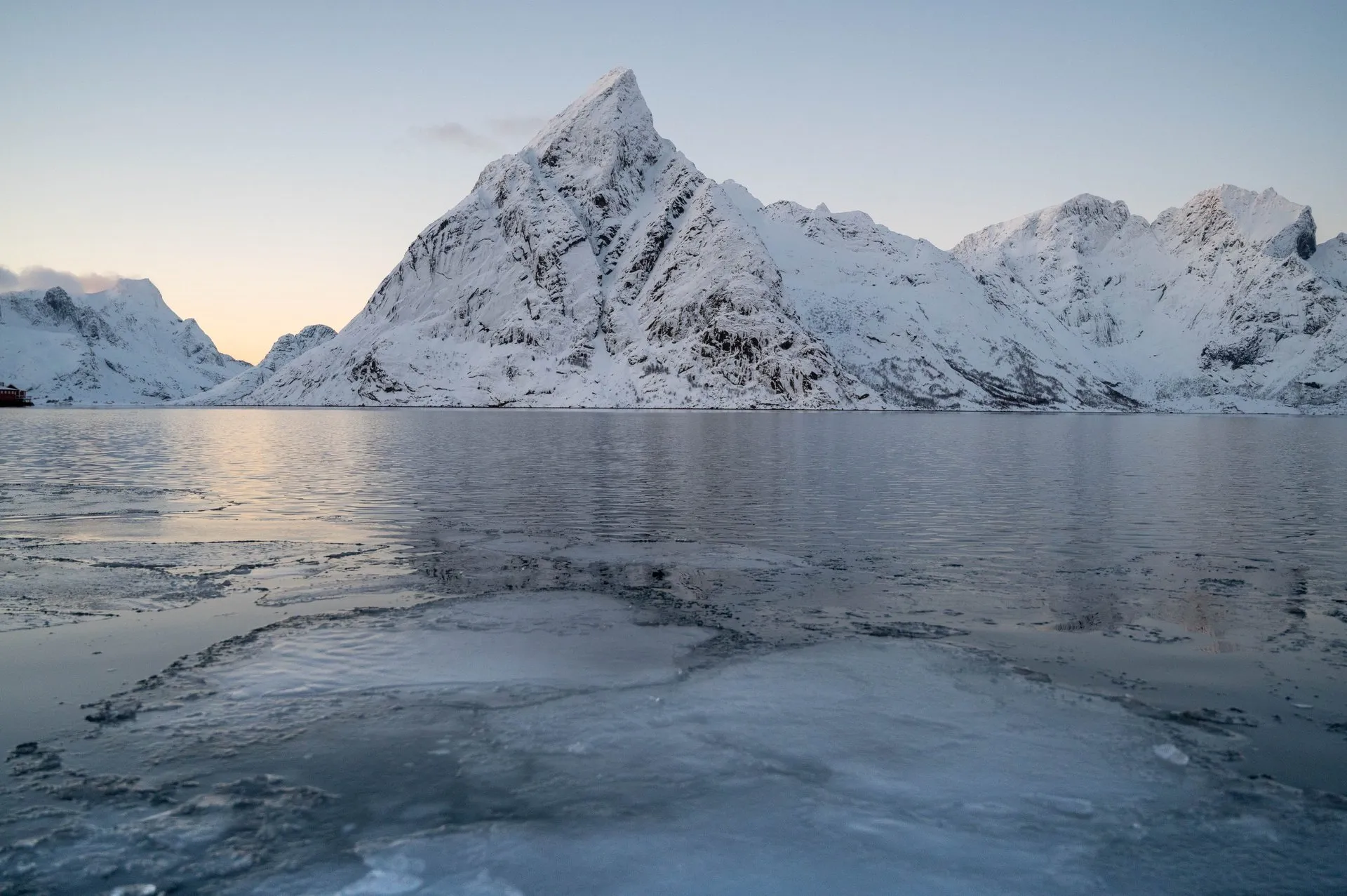 Strahlender Sonnenschein auf den schneebedeckten Lofoten. Bild 11