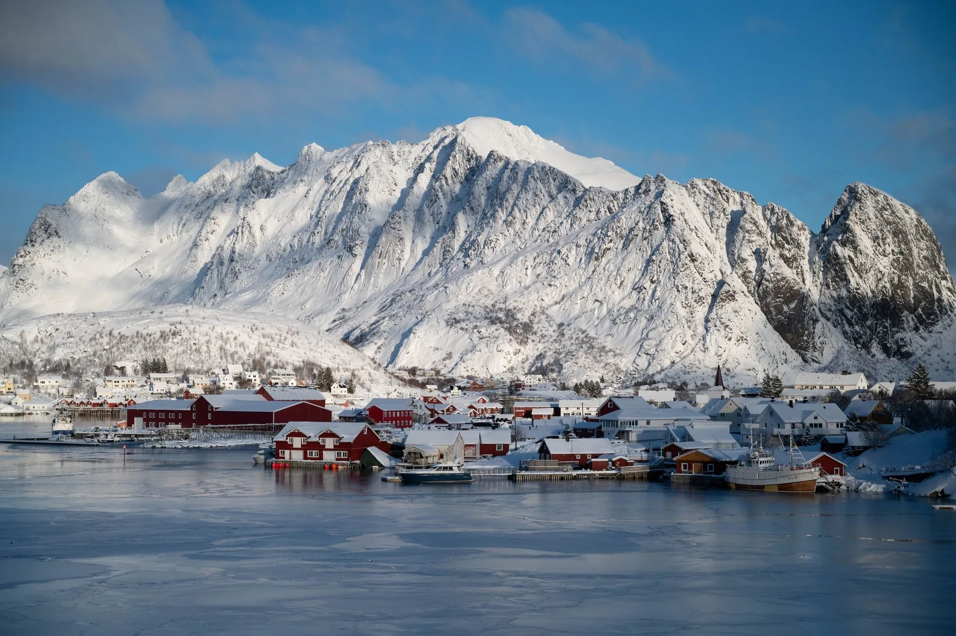 Strahlender Sonnenschein auf den schneebedeckten Lofoten. Bild 12