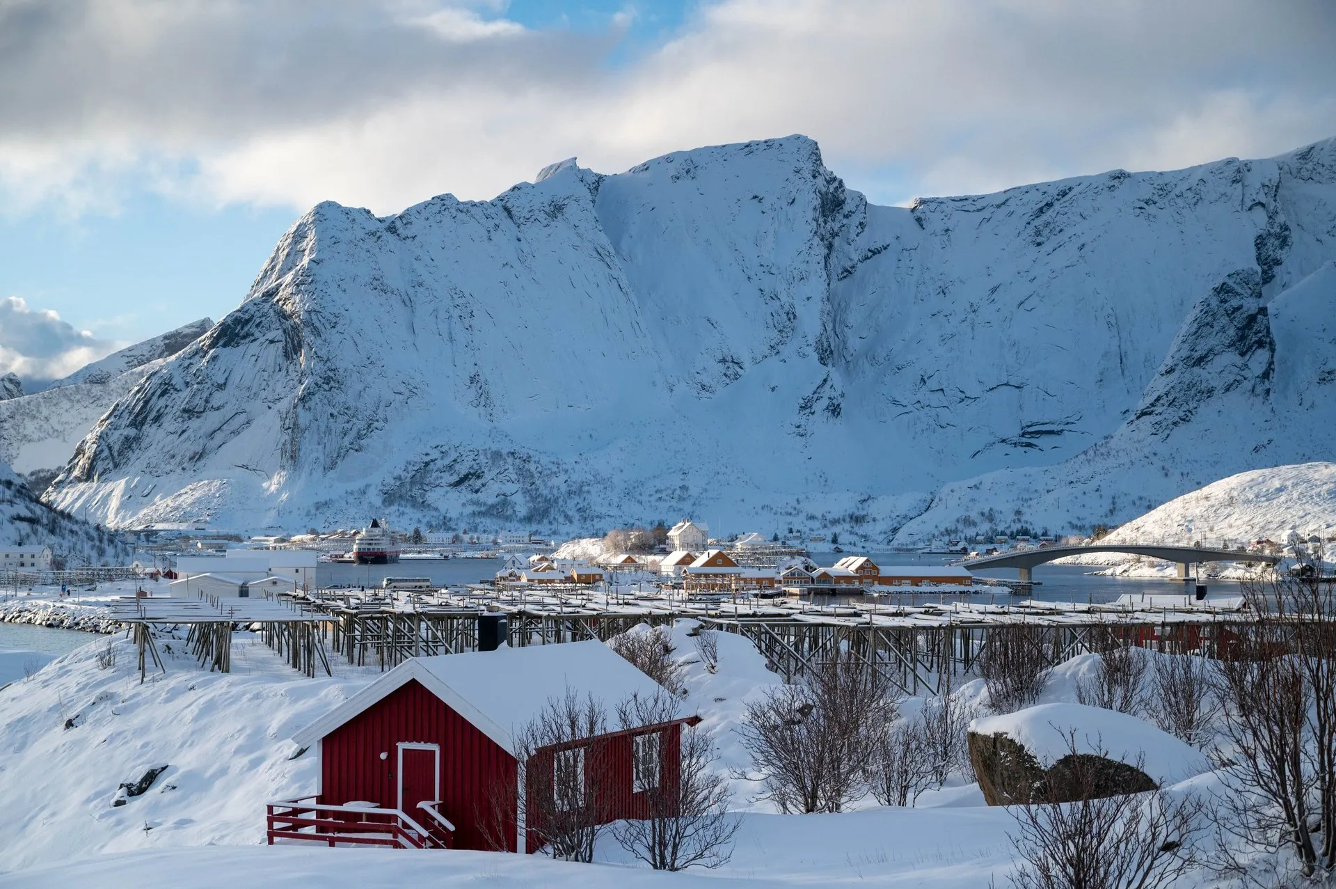 Strahlender Sonnenschein auf den schneebedeckten Lofoten. Bild 13