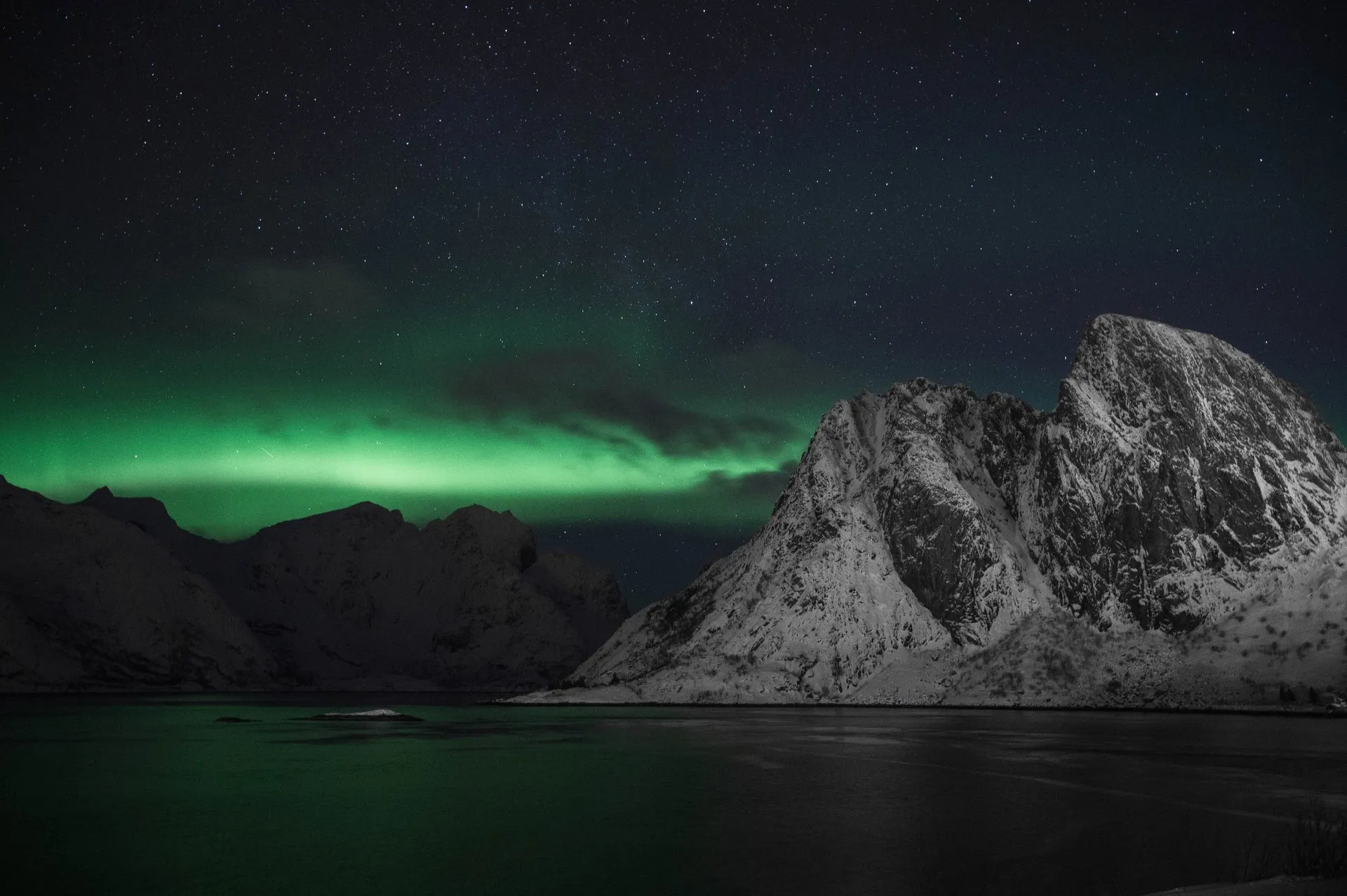 Strahlender Sonnenschein auf den schneebedeckten Lofoten. Bild 16