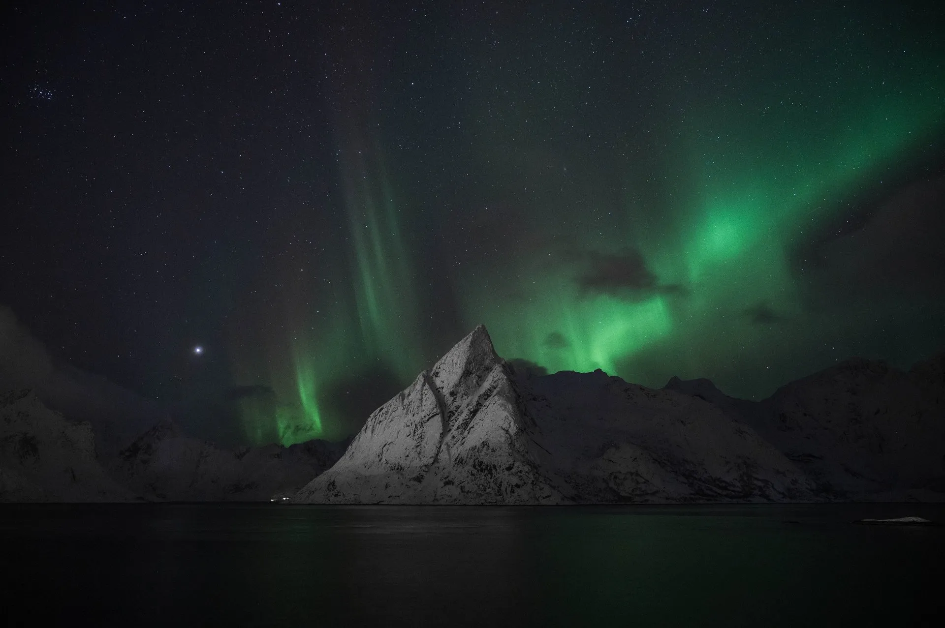 Strahlender Sonnenschein auf den schneebedeckten Lofoten. Bild 17