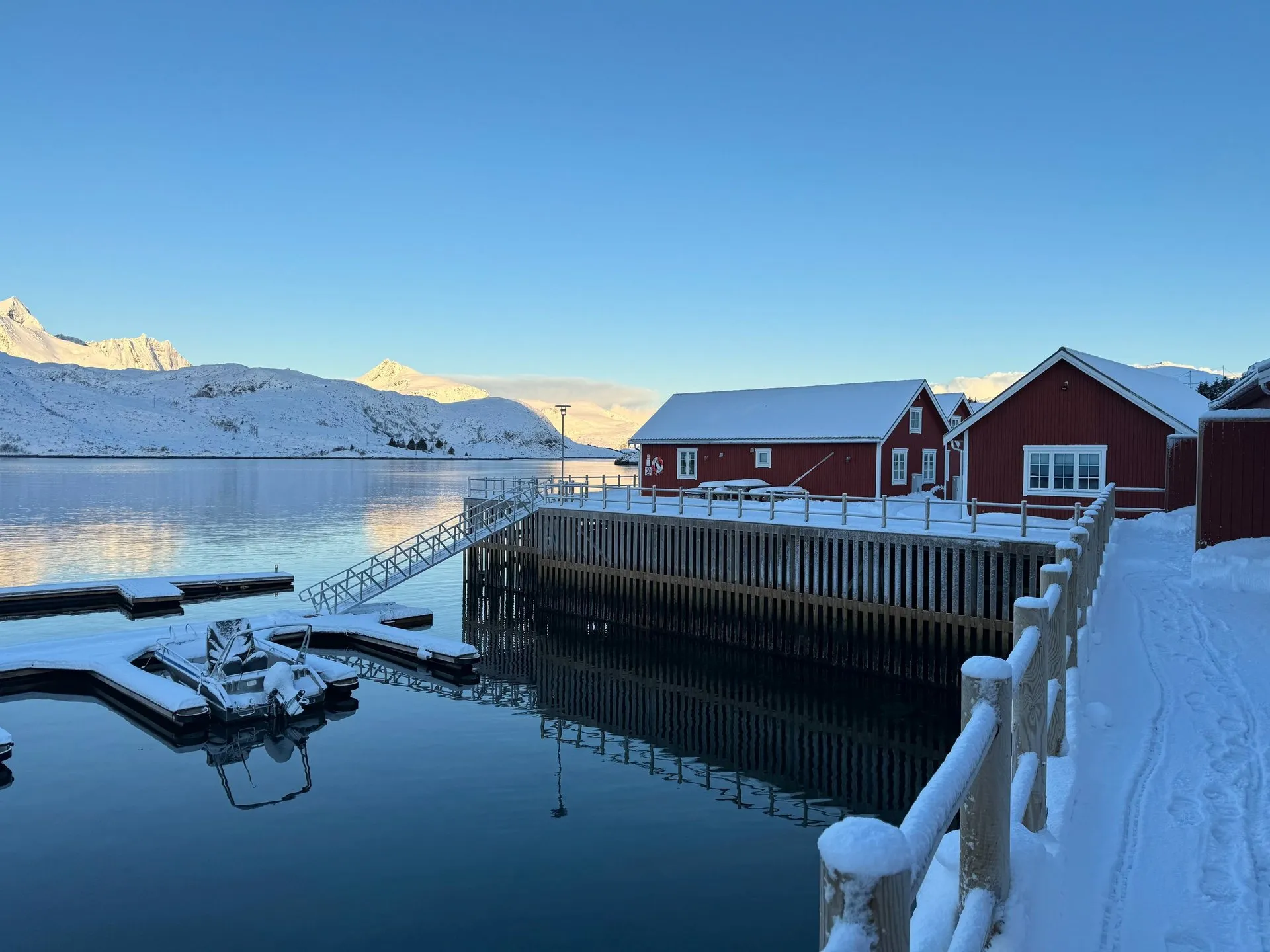 Strahlender Sonnenschein auf den schneebedeckten Lofoten. Bild 2