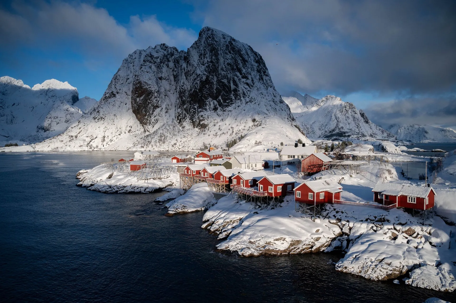 Strahlender Sonnenschein auf den schneebedeckten Lofoten. Bild 5