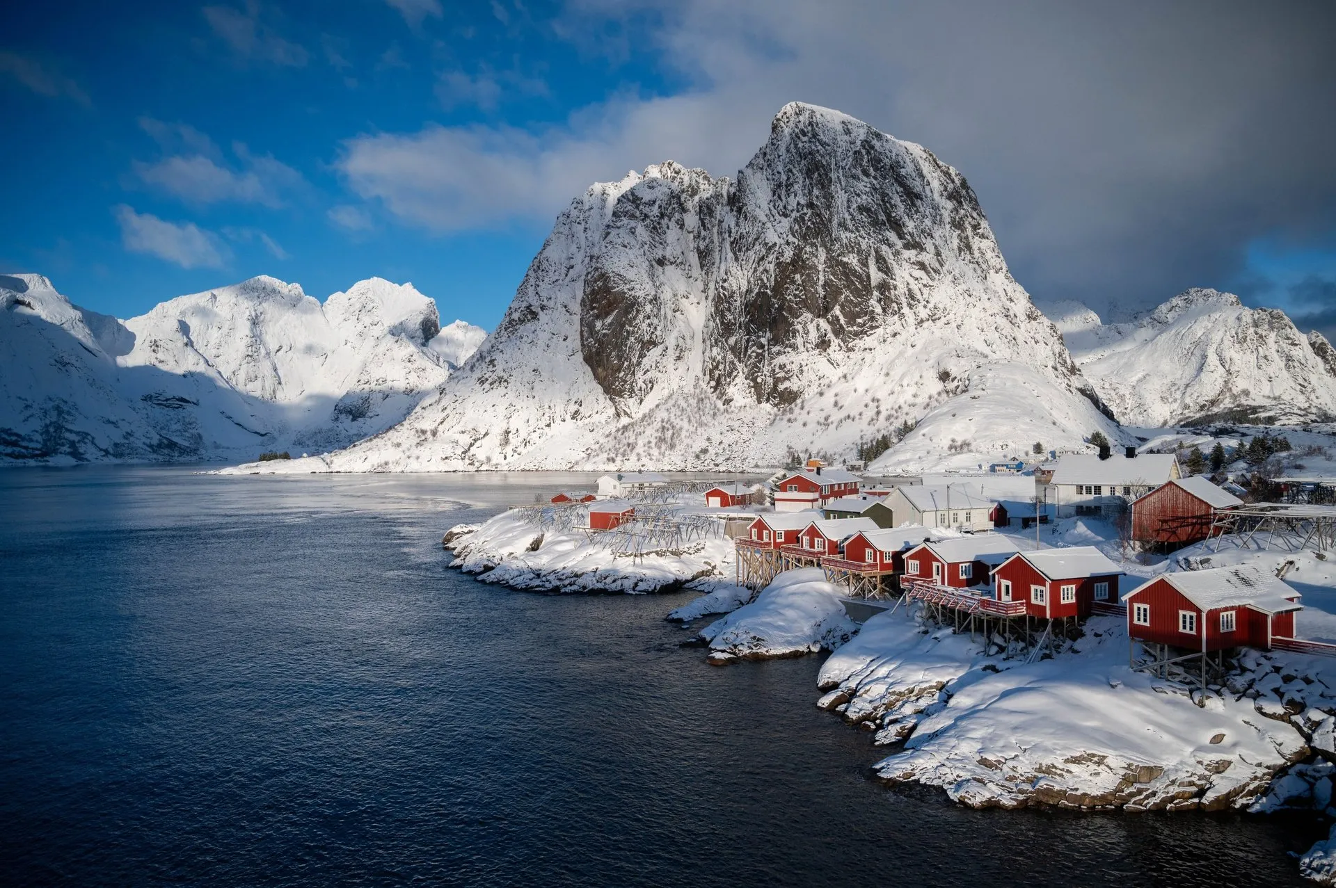Strahlender Sonnenschein auf den schneebedeckten Lofoten. Bild 6