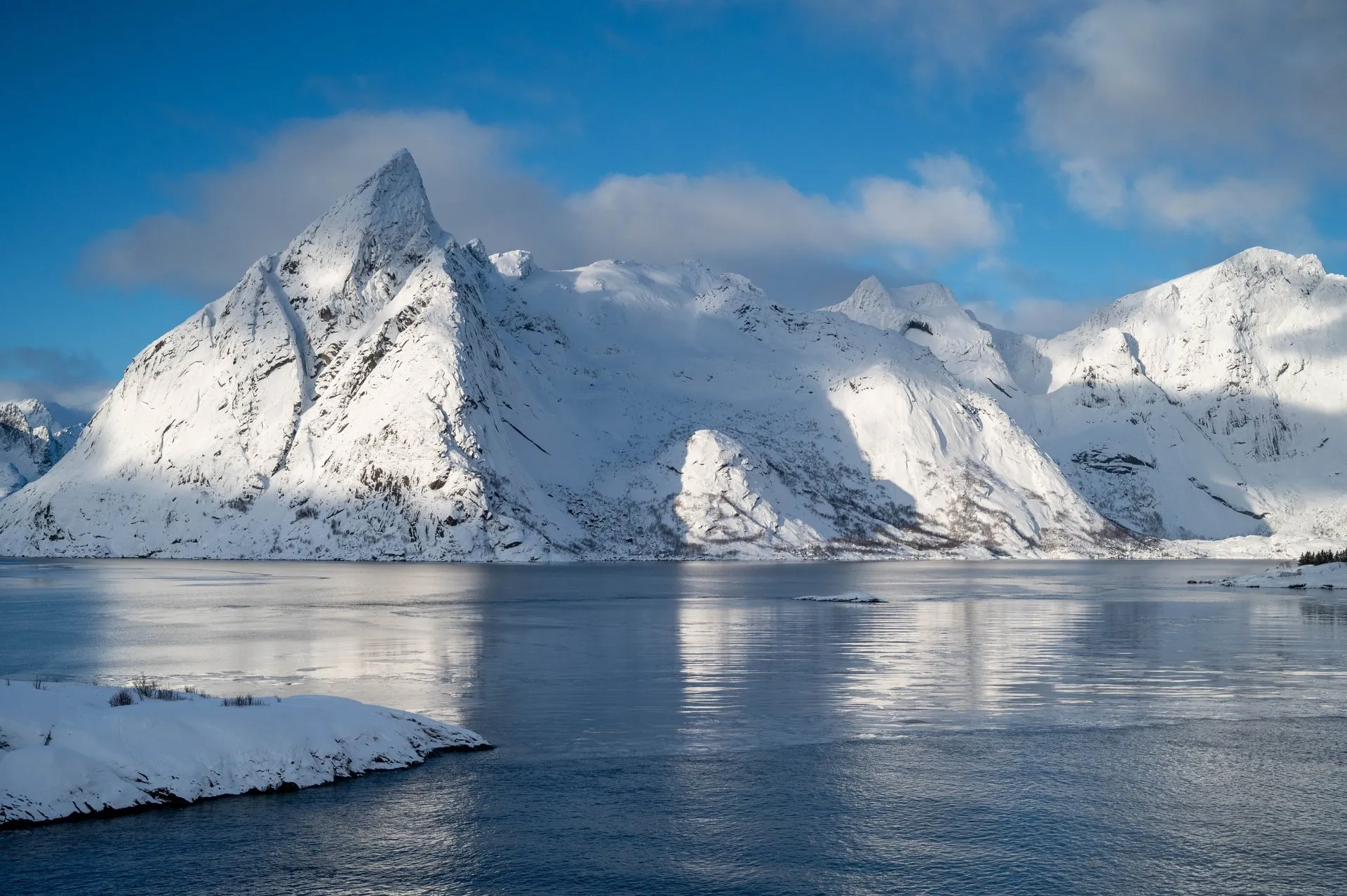 Strahlender Sonnenschein auf den schneebedeckten Lofoten. Bild 7