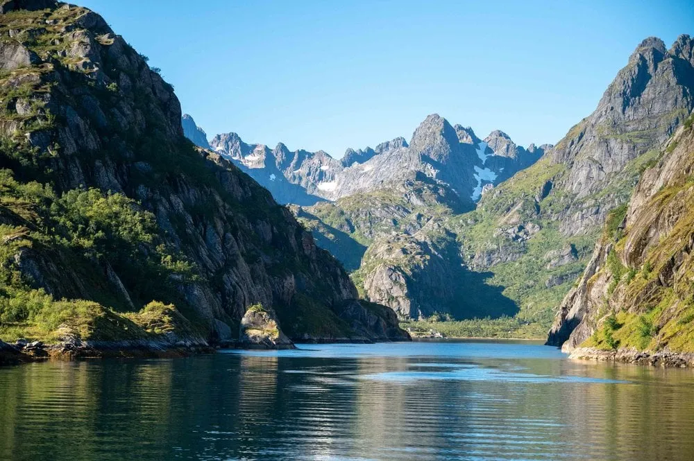 Die enge Einfahrt in den Trollfjord zwischen grünen Steilwänden