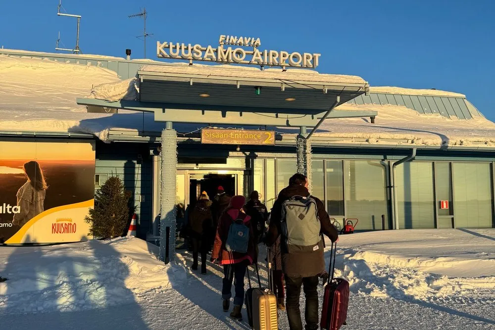 Ankunft am Flughafen Kuusamo, wir ziehen die Koffer über den Schnee